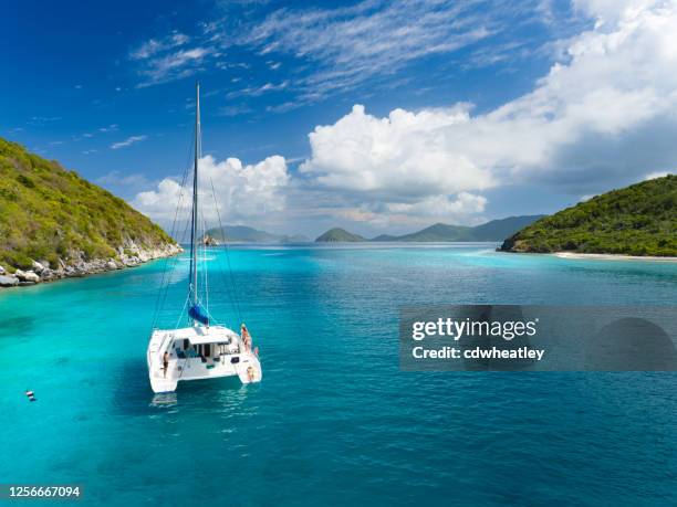 catamarán anclado por lovango cay, islas vírgenes - catamaran fotografías e imágenes de stock