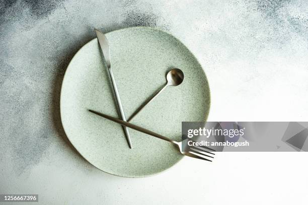 intermittent fasting concept - jeûner photos et images de collection