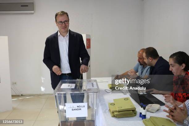 Turkish citizens living in Kosovo, cast their votes for the second round of Turkiye's presidential election at the Turkish Embassy in Pristina,...