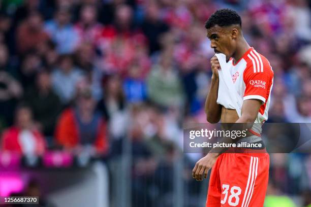 May 2023, Bavaria, Munich: Soccer: Bundesliga, Bayern Munich - RB Leipzig, Matchday 33, Allianz Arena. Munich's Ryan Gravenberch reacts unhappily....