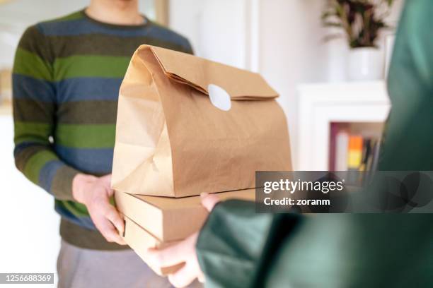 nahaufnahme der futterlieferungen - zuhause-bleiben-anordnung stock-fotos und bilder