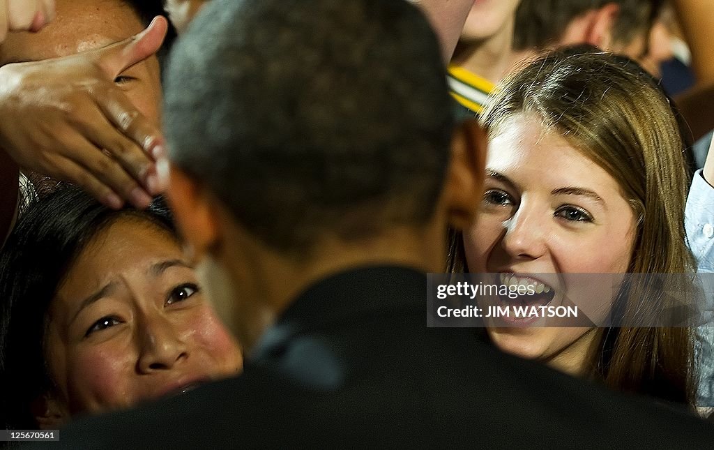 US President Barack Obama (C) shakes han