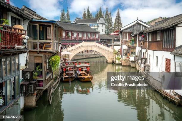 china traditional tourist boats with oar on canals in old town of shanghai zhujiajiao water town in shanghai, china. asian tourism, history building, or tradition culture and travel concept - zhujiajiao stock pictures, royalty-free photos & images