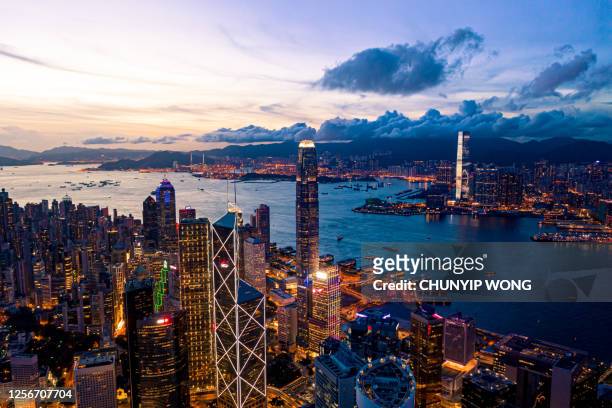 de stadshemy skyline van hong kong bij nacht - hong kong skyline stockfoto's en -beelden