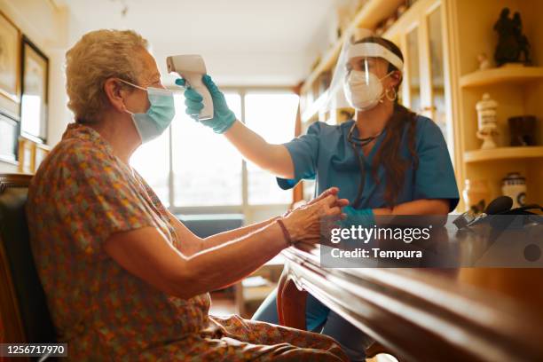 prueba de temperatura con un termómetro infrarrojo. - infectious disease fotografías e imágenes de stock