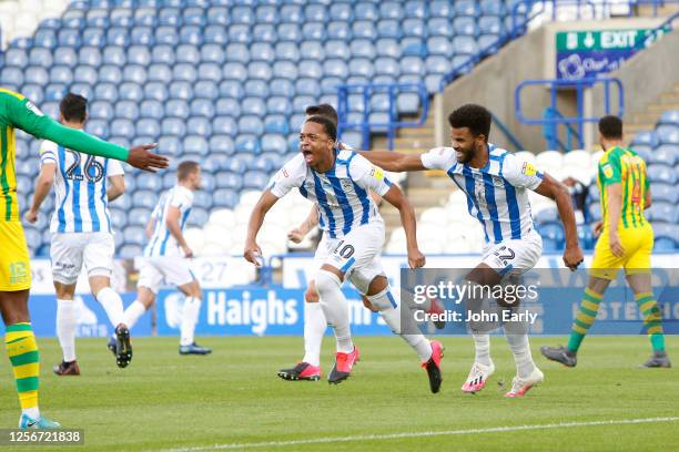 Chris Willock of Huddersfield Town celebrates his goal to make it 1-0 with his team mates during the Sky Bet Championship match between Huddersfield...