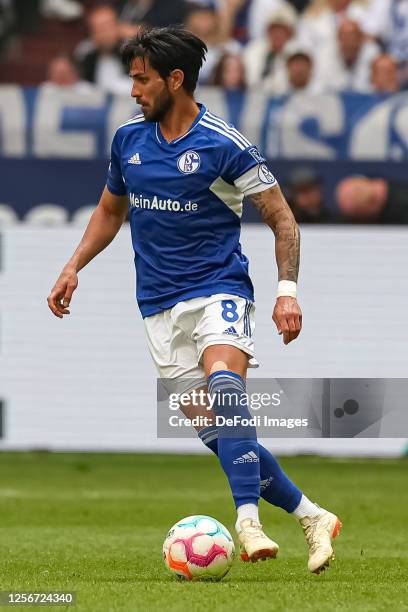 Danny Latza of FC Schalke 04 controls the ball during the Bundesliga match between FC Schalke 04 and Eintracht Frankfurt at Veltins-Arena on May 20,...