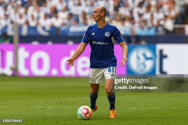 Henning Matriciani of FC Schalke 04 controls the ball during the Bundesliga match between FC Schalke 04 and Eintracht Frankfurt at Veltins-Arena on...