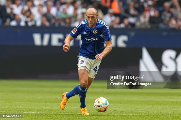 Henning Matriciani of FC Schalke 04 controls the ball during the Bundesliga match between FC Schalke 04 and Eintracht Frankfurt at Veltins-Arena on...