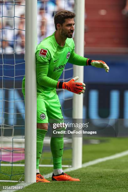 Goalkeeper Kevin Trapp of Eintracht Frankfurt gestures during the Bundesliga match between FC Schalke 04 and Eintracht Frankfurt at Veltins-Arena on...