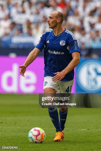 Henning Matriciani of FC Schalke 04 controls the ball during the Bundesliga match between FC Schalke 04 and Eintracht Frankfurt at Veltins-Arena on...