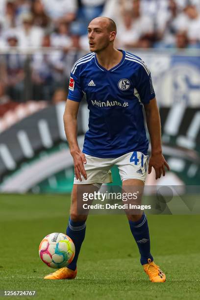 Henning Matriciani of FC Schalke 04 controls the ball during the Bundesliga match between FC Schalke 04 and Eintracht Frankfurt at Veltins-Arena on...