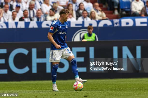 Tim Skarke of FC Schalke 04 controls the ball during the Bundesliga match between FC Schalke 04 and Eintracht Frankfurt at Veltins-Arena on May 20,...