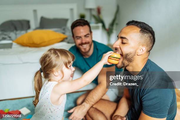 mantener la salud mental en familias lgbt con niños durante el encierro y la pandemia - gay fotografías e imágenes de stock