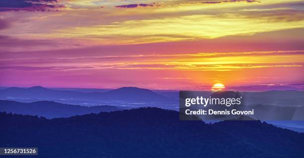 sunrise at skyline drive - skyline drive virginia fotografías e imágenes de stock