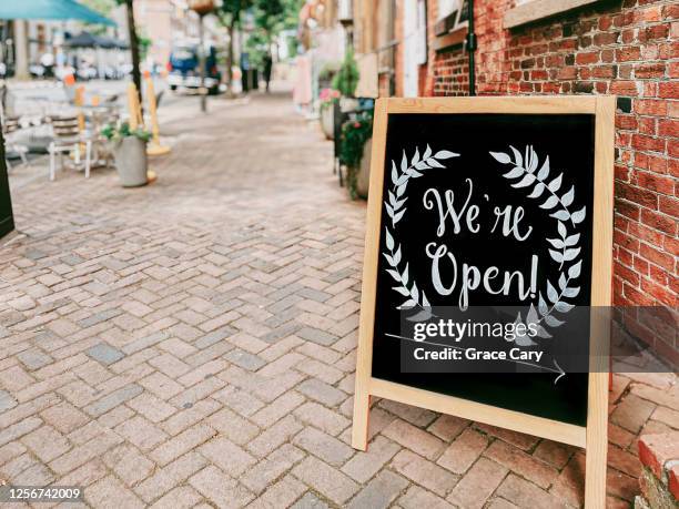 store open signage - open sign stockfoto's en -beelden