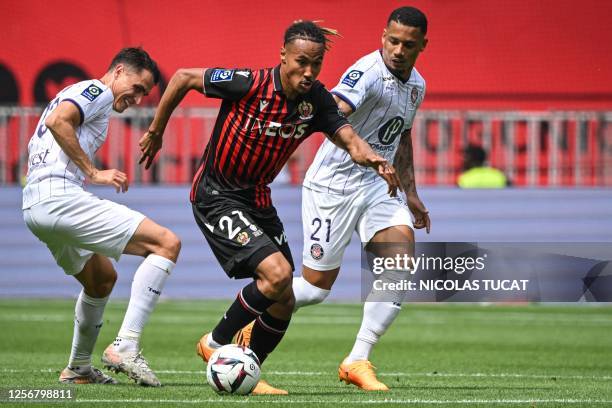 Nice's French midfielder Alexis Beka Beka vies with Toulouse's Brazilian forward Rafael Ratao and Toulouse's Swiss midfielder Vincent Sierro during...