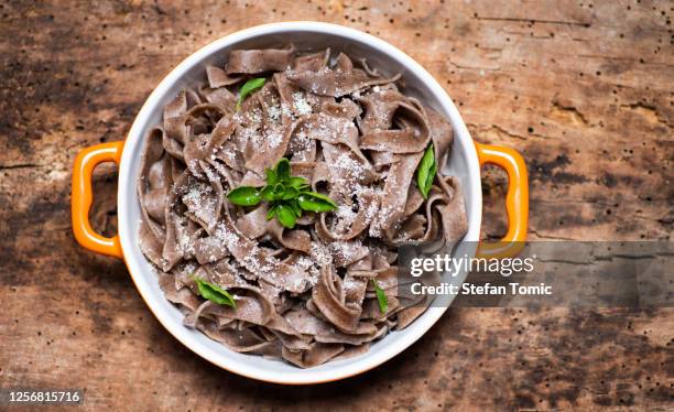 pasta de trigo sarraceno con parmesano y albahaca - buckwheat fotografías e imágenes de stock