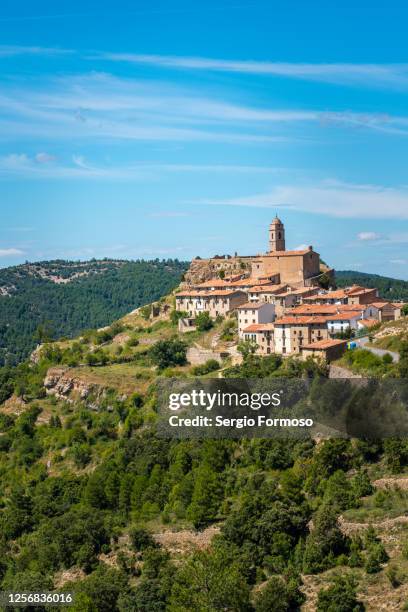 picturesque panorama of a small mountain town in the interior of the province of castellón. herbeset, region of valencia, spain. - castellon province bildbanksfoton och bilder