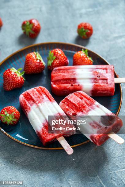 strawberry popsicles - sorbet stock pictures, royalty-free photos & images