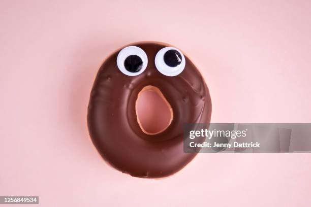 surprised doughnut - wackelaugen stock-fotos und bilder