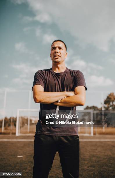 zelfverzekerde voetbal coach poseren voor fotografie - trainer cutout stockfoto's en -beelden