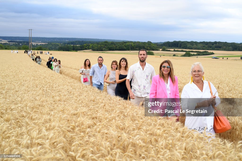 "L'Amour" : Jacquemus Spring-Summer 2021 : Front Row