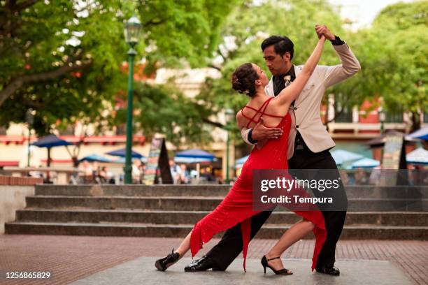 street tango performers in san telmo. - tango argentina stock pictures, royalty-free photos & images