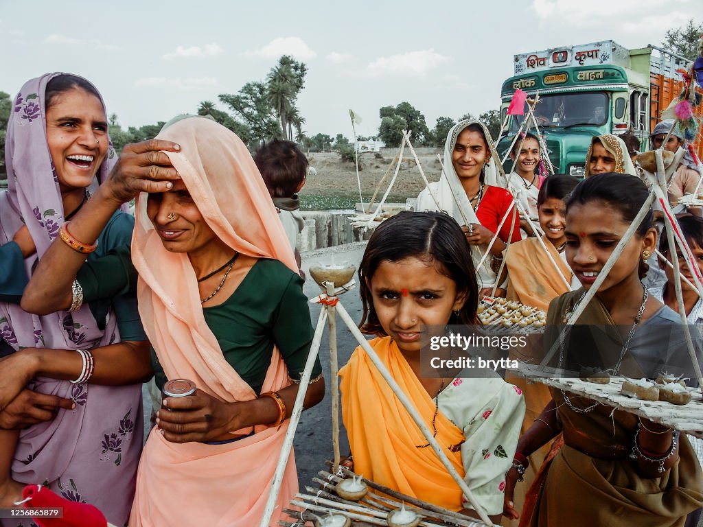 Indische mensen die een festival in Rajasthan, India vieren