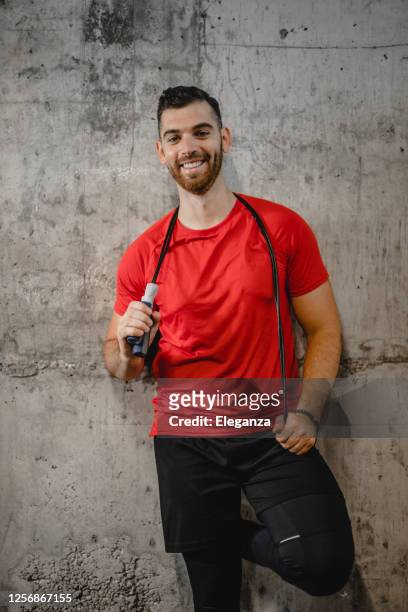 porträtt av glad manlig fitness instruktör med hoppa rep isolerade på grå bakgrund - endast en man bildbanksfoton och bilder