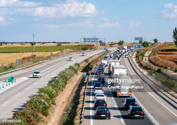 traffic jam in the highway - busy street imagens e fotografias de stock