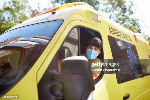 unga barcelona ambulans förare bär skyddande mask - ambulance bildbanksfoton och bilder