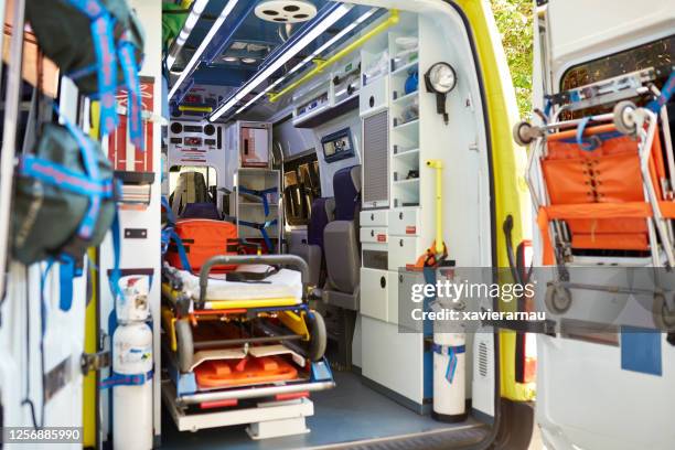 équipement d’urgence à l’intérieur de la cabine d’ambulance - ambulance photos et images de collection