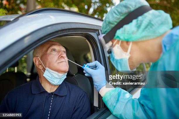 Senior Man Obtenir nasal Swab Test à Drive-Thru Site
