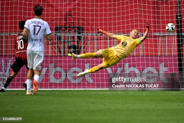 Toulouse's French goalkeeper Maxime Dupe dives for the ball during the French L1 football match between OGC Nice and Toulouse FC at the Allianz...