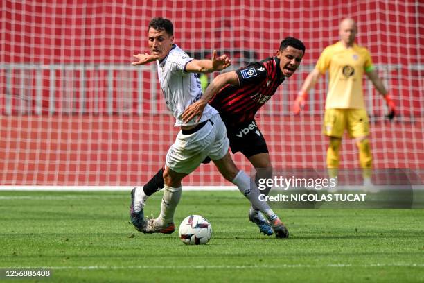 Nice's French midfielder Sofiane Diop fights for the ball with Toulouse's Swiss midfielder Vincent Sierro during the French L1 football match between...