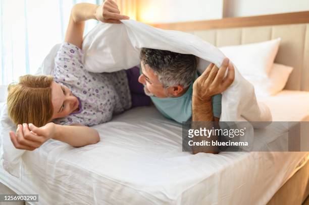 ベッドで愛するカップル - couple under sheets ストックフォトと画像