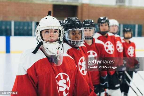 squadra di hockey su ghiaccio femminile su ghiaccio - portiere giocatore di hockey su ghiaccio foto e immagini stock