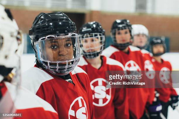 ice hockey team op ijs dames - hockey keeper stockfoto's en -beelden
