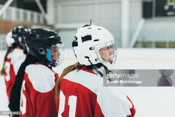 frauen-eishockey-team auf eis - goaltender ice hockey player stock-fotos und bilder