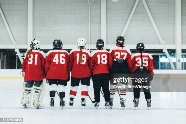 equipo de hockey sobre hielo femenino - camiseta-deportiva fotografías e imágenes de stock