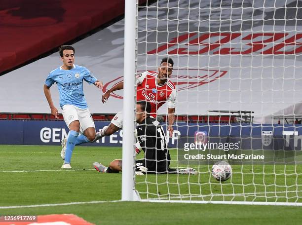 Pierre-Emerick Aubameyang scores the 2nd Arsenal goal during the FA Cup Semi Final match between Arsenal and Manchester City at Wembley Stadium on...