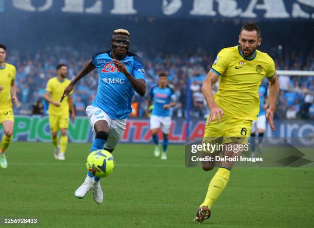 Victor Osimhen of SSC Napoli, Stefan de Vrij of FC Internatonale battle for the ball during the Serie A match between SSC Napoli and FC...