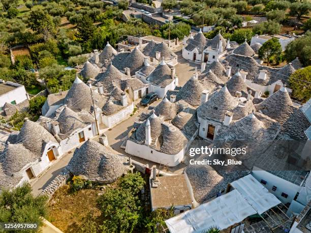 de huizen van trulli in alberobello, bari, italië - trulli stockfoto's en -beelden