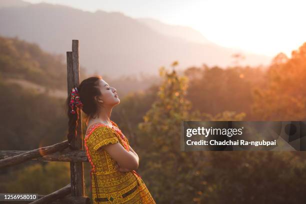 beautiful young asian woman enjoying fresh air on wild in the morning. - fresh air breathing stockfoto's en -beelden