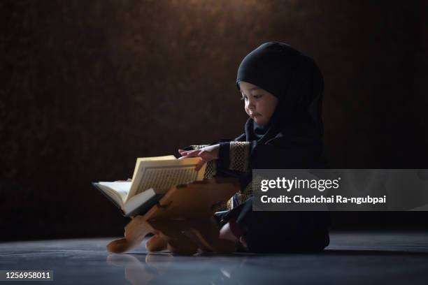 muslim children reading al quran in mosque. - al quran stock-fotos und bilder