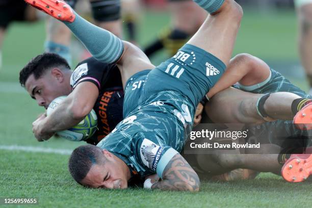 Anton Lienert-Brown of the Chiefs beats Aaron Smith of the Highlanders to score a try during the round 6 Super Rugby Aotearoa match between the...