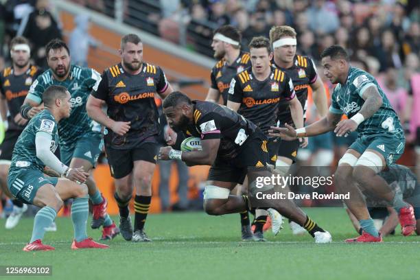 Pita Gus Sowakula of the Chiefs runs into a challenge from Aaron Smith of the Highlanders during the round 6 Super Rugby Aotearoa match between the...