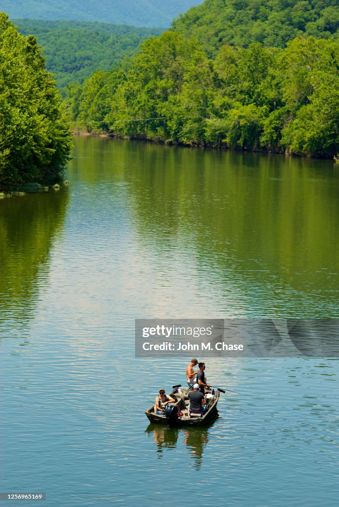 Hommes pêchant sur un bateau, fleuve de James