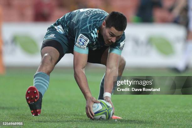 Patelesio Tomkinson of the Highlanders scores a try at the last minute to win the match during the round 6 Super Rugby Aotearoa match between the...